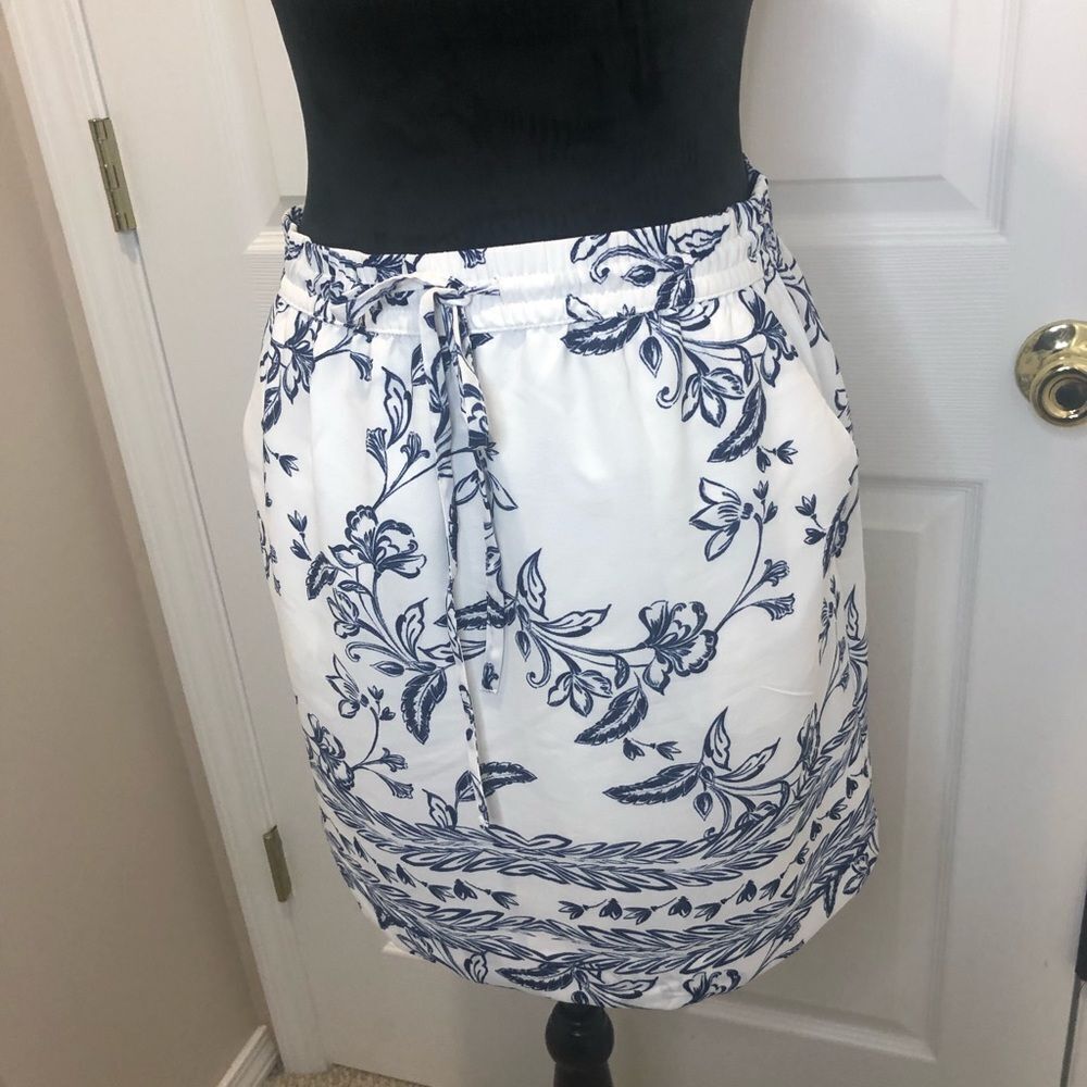St. Tropez West white and blue floral drawstring waist mini skirt, size small - Picture 4 of 8